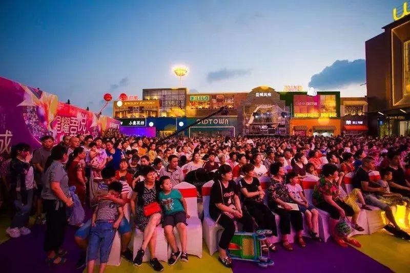 无论高温或台风 都无法阻挡盐城人齐聚吾悦广场