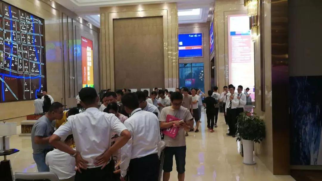 无论高温或台风 都无法阻挡盐城人齐聚吾悦广场