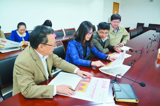 盐城一高中赠与毕业生定制指环留住母校记忆(组图)