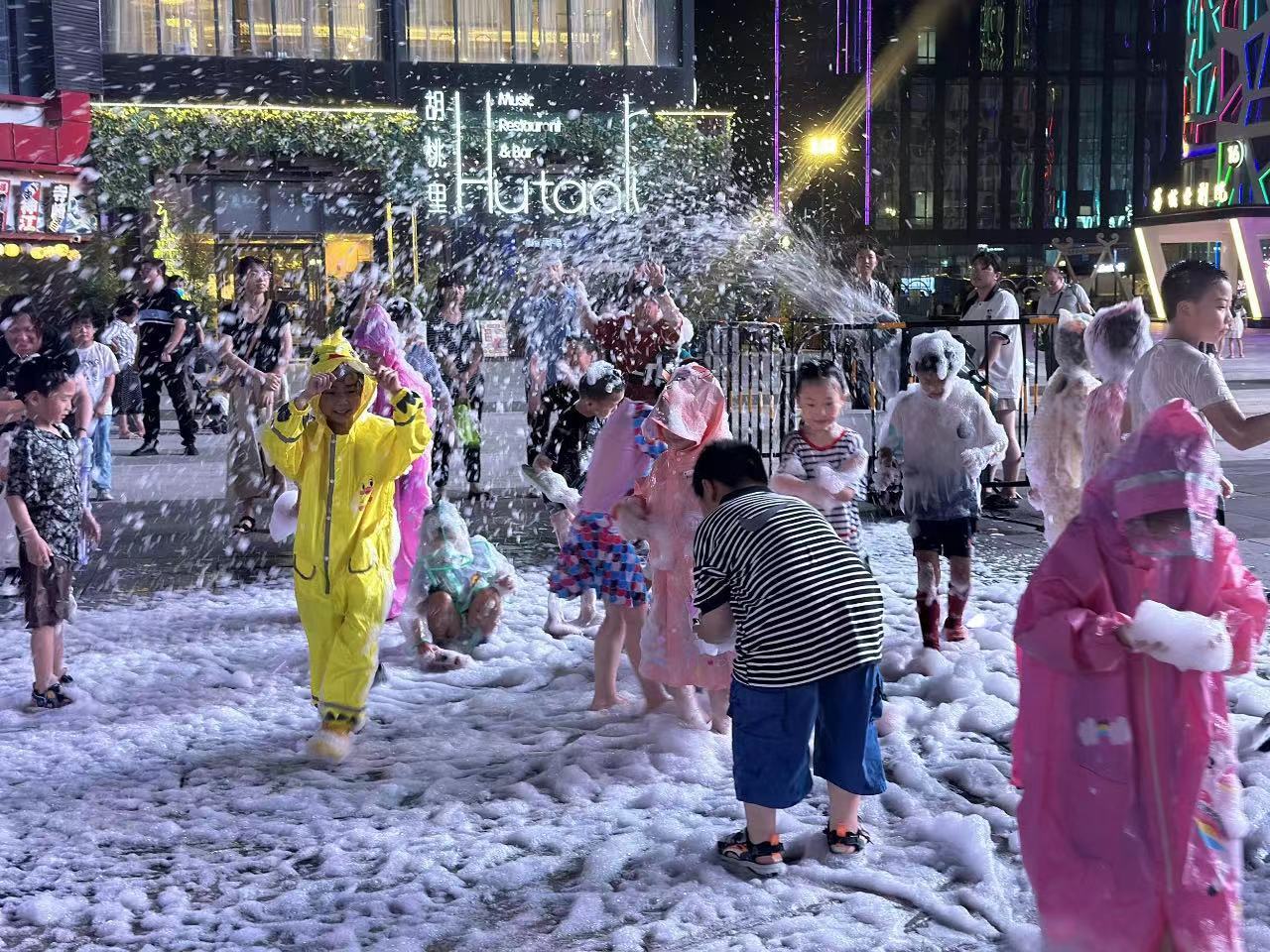 盐城各大商圈夜景闪耀“不夜城”里